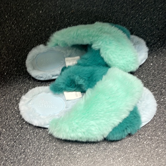 Stars above turquoise slippers - Picture 2 of 3